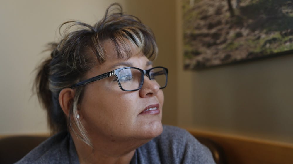 2019年11月11日，莫妮卡·凯尔西在印第安纳波利斯的一家星巴克看着窗外。她讲述了她临死前与生母相处的有限时刻。