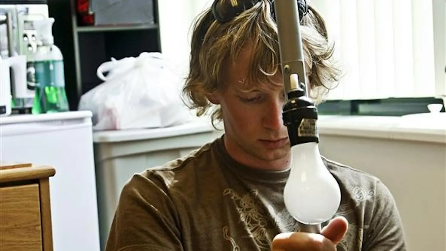 IU senior Andrew Peacock assembles a new lamp fr his room Monday afternoon at Wilkie North. Peacock is one of many upperclassmen who opted to move in early to beat the rush of incoming freshman.