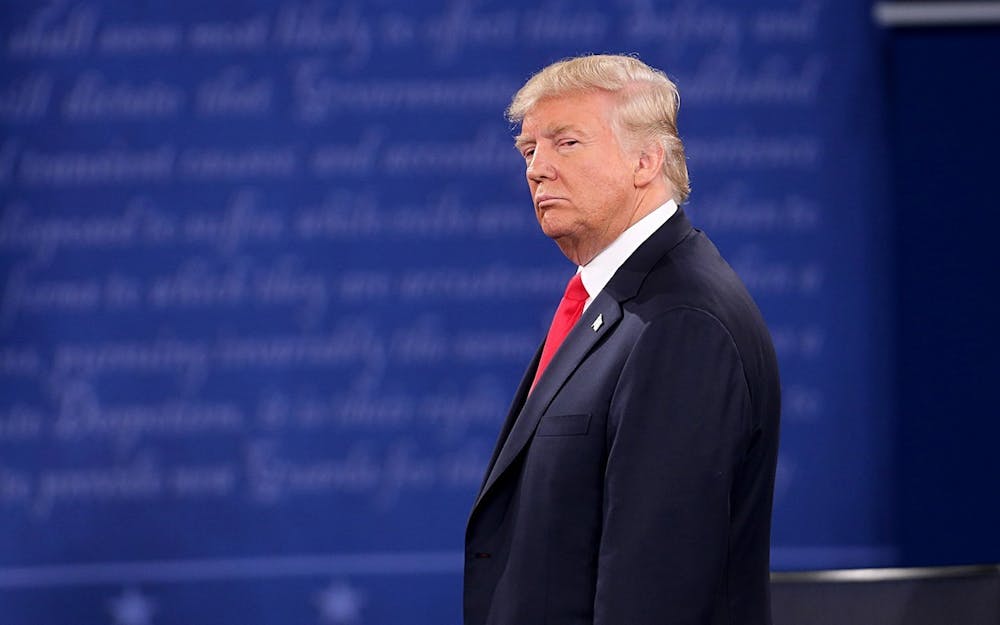 2016年10月9日，在密苏里州圣路易斯的华盛顿大学，唐纳德·特朗普总统站在总统辩论的舞台上。
