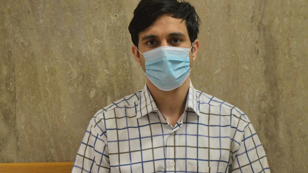 29岁的Abolfazl Alipour戴着面具摆姿势拍照。Alipour是印第安纳大学毕业生工人联盟的支持者，他也加入了2021年费用审查委员会。