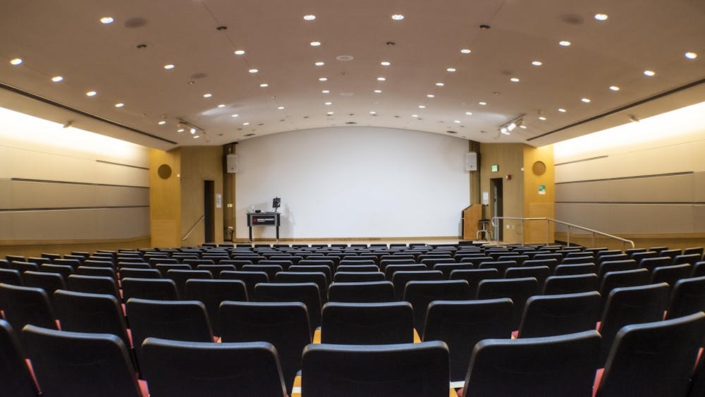 9月20日，在美术馆的一个演讲厅里，一排排的空座位上灯火通明。由于冠状病毒的流行，IU的教员必须在学术工作和课堂出勤方面更加灵活。