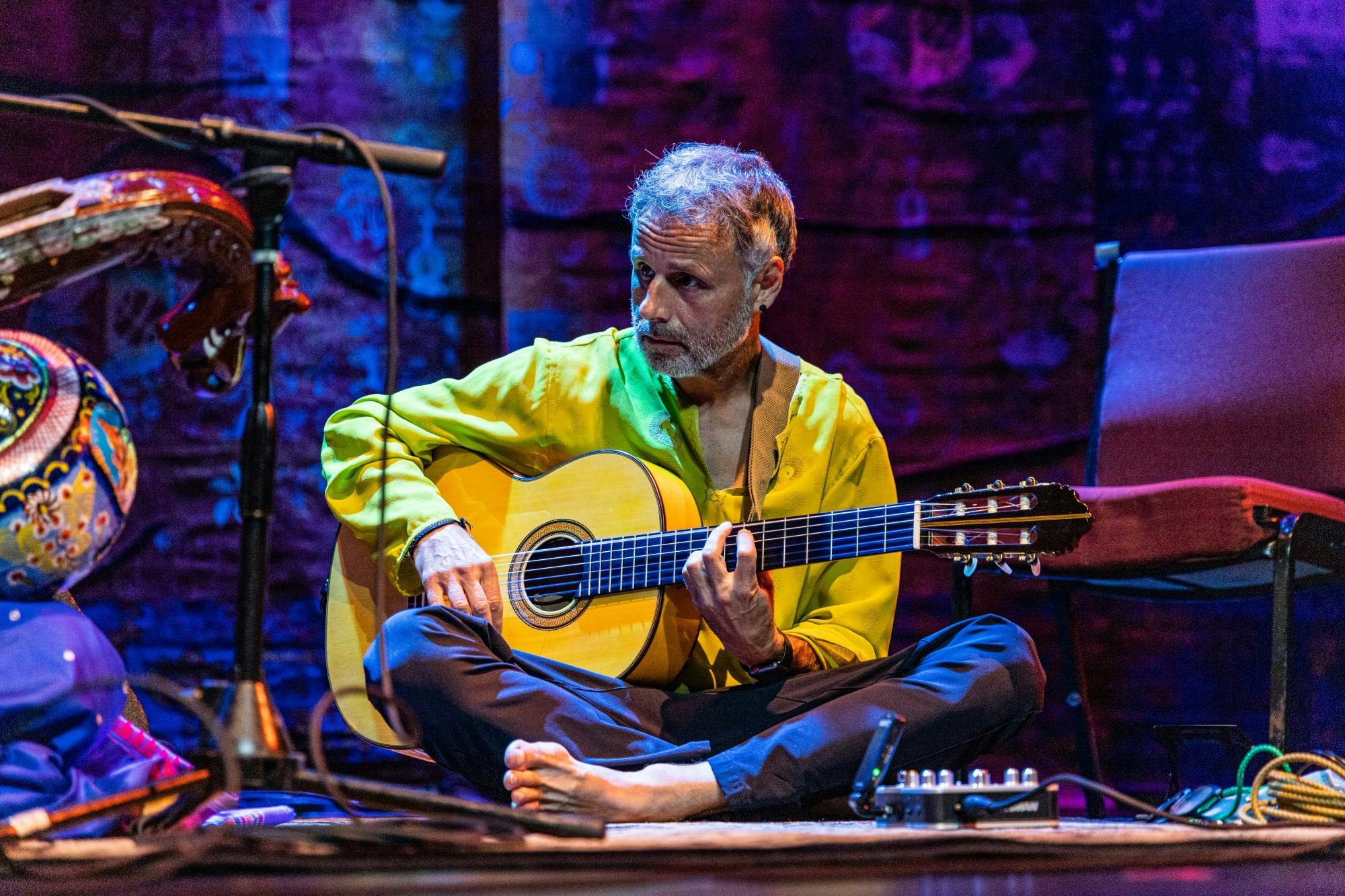 2021年9月25日，一名表演者在巴斯克-查姆利剧院的舞台上为saraswatthi Ranganathan伴奏。这次演出是第28届莲花世界音乐艺术节的一部分。艺术节。