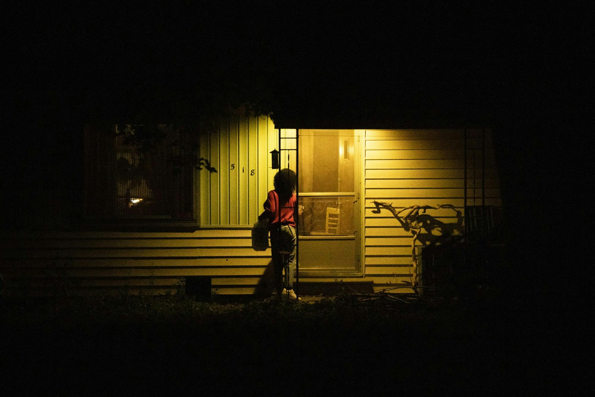 Aluko knocks on a customer’s door Sept. 18 while delivering for DoorDash, a food delivery service. The homeowners stared at her and ignored the door for a few minutes before taking their order.