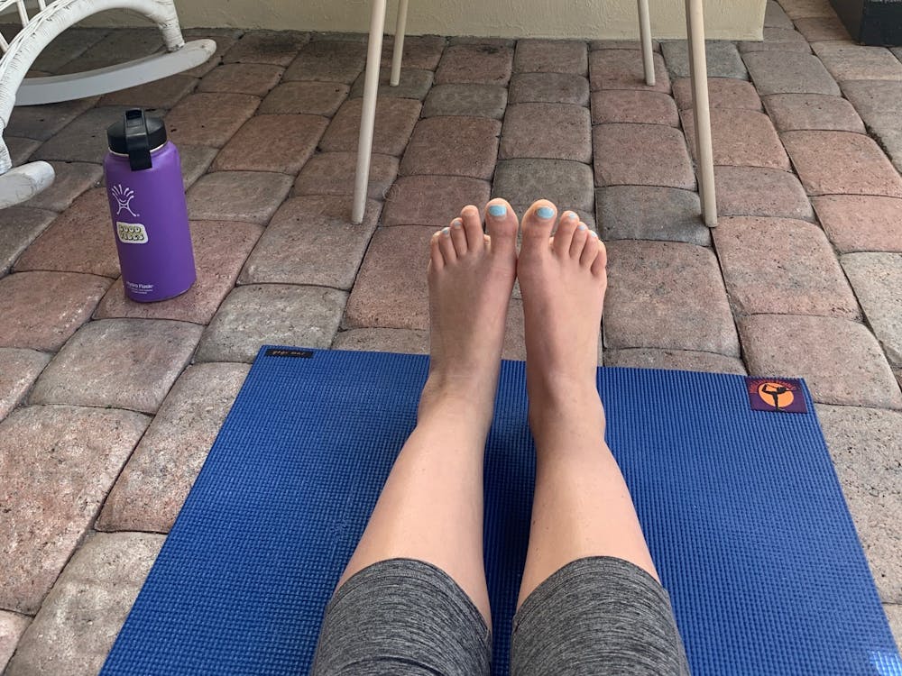 在新冠肺炎疫情隔离期间，瑜伽偶像艾米丽·艾萨克曼通过Zoom练习瑜伽。