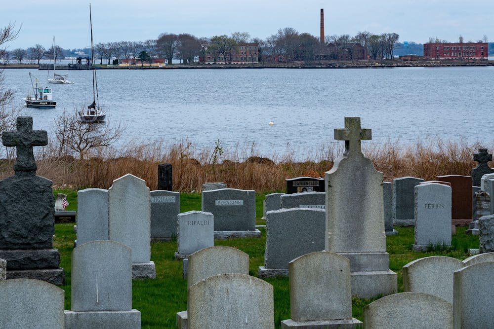 4月8日，从纽约市的城市岛可以看到哈特岛。由于城市停尸房和额外的救援措施达到饱和，哈特岛的波特球场暂时用于埋葬与covid -19有关的尸体