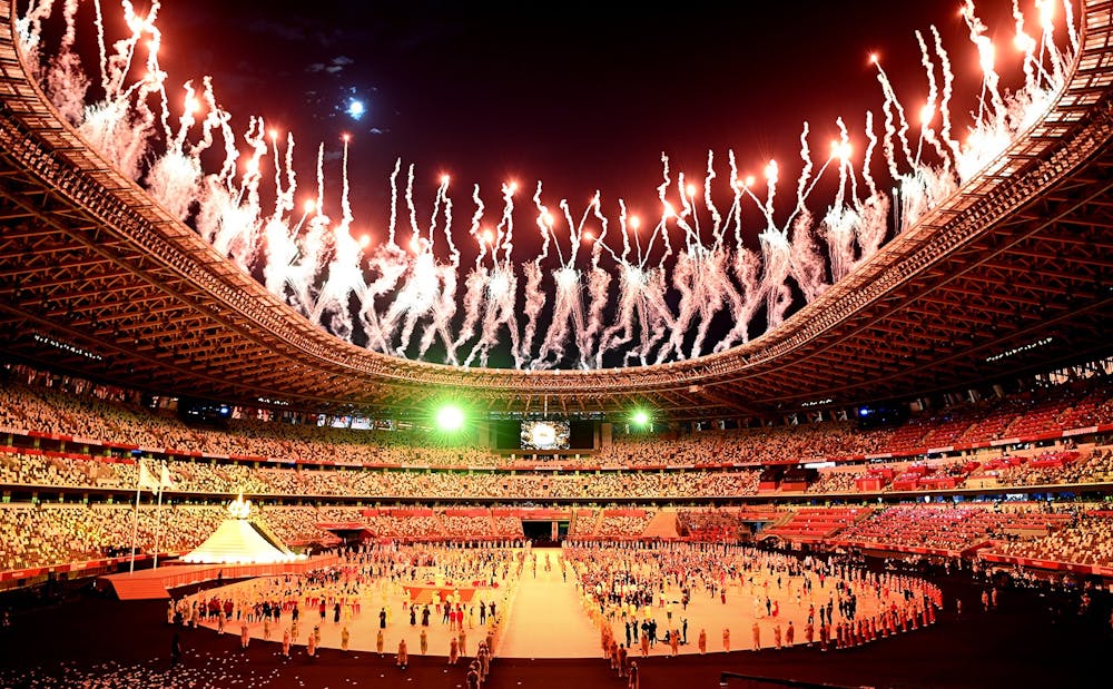 7月23日，在东京奥运会开幕式上，烟花照亮了天空。奥运会# x27;闭幕式于周日举行。