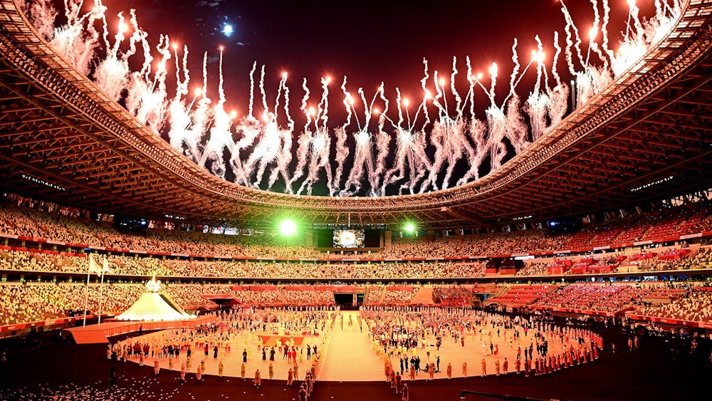 7月23日，在东京奥运会开幕式上，烟火照亮了天空。奥运会'；闭幕式在周日举行。