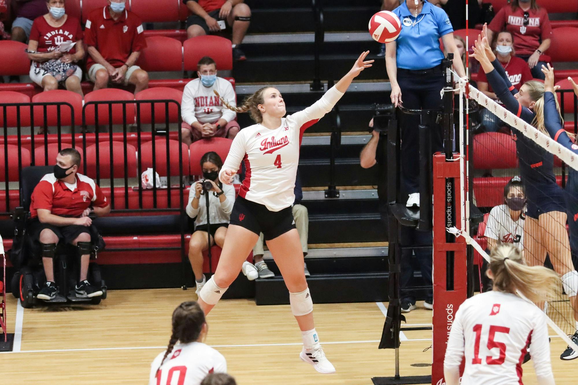 2021年9月17日，威尔金森礼堂，击球手马迪·萨里斯（Mady Saris）在外面的一年级生提示球。国际大学以0-3输给了奥莱小姐。