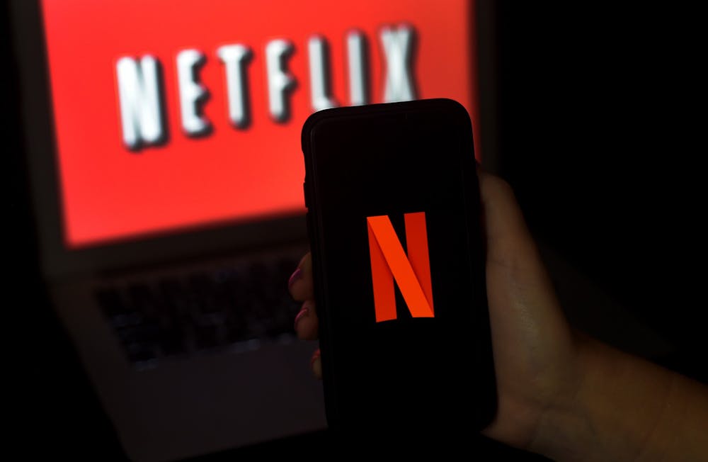 电脑屏幕和手机上显示着Netflix的标志。8月12日，《阿凡达:最后的气宗》(Avatar: The Last Airbender)的创作者宣布，他们将不再参与原系列的真人版改编，原因是与Netflix在创意上存在分歧