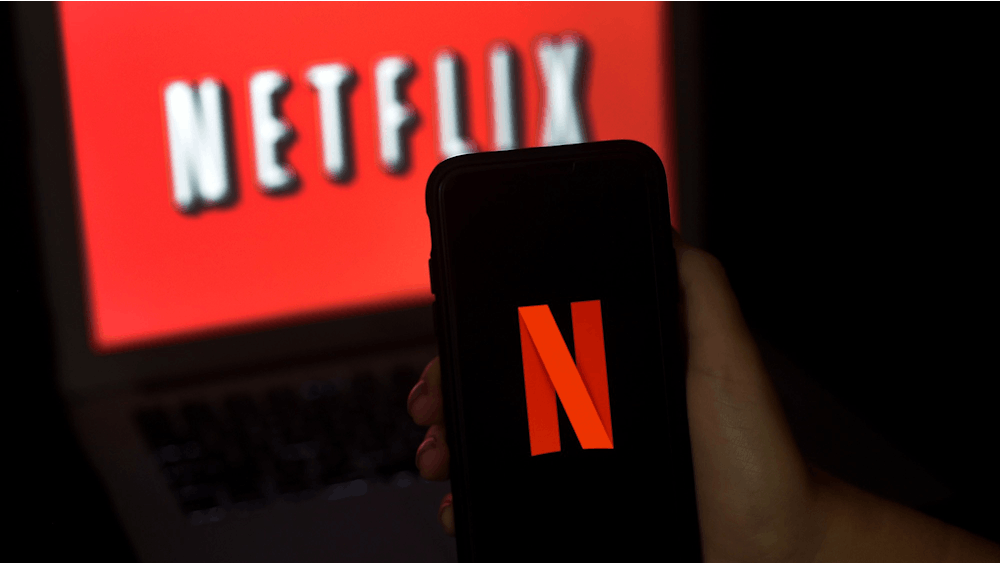 电脑屏幕和手机上显示着Netflix的标志。8月12日，《阿凡达:最后的气宗》(Avatar: The Last Airbender)的创作者宣布，他们将不再参与原著的真人版改编，原因是与Netflix在创意上存在分歧。