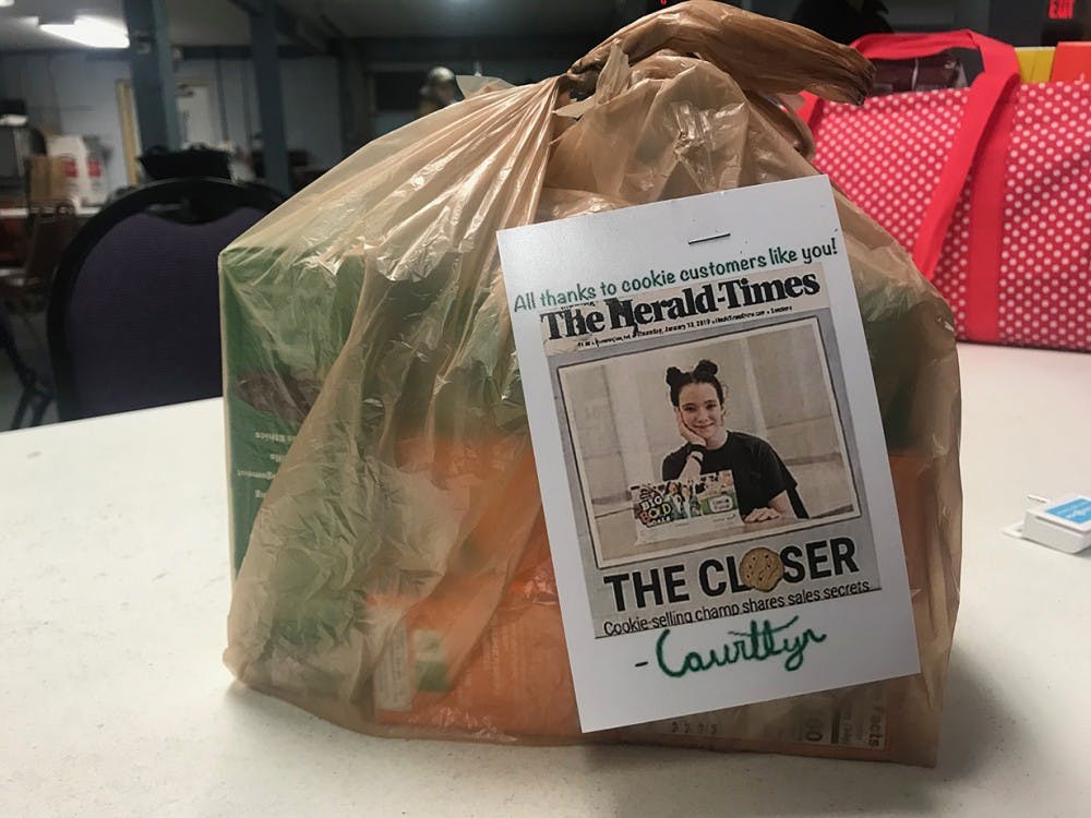 2月19日，布卢明顿的外国战争老兵驻地的桌子上放着一袋女童子军饼干。考特琳·贝尔斯-霍尔(Courtlyn Bales-Hall)把几盒预定的饼干装在袋子里等着发货。