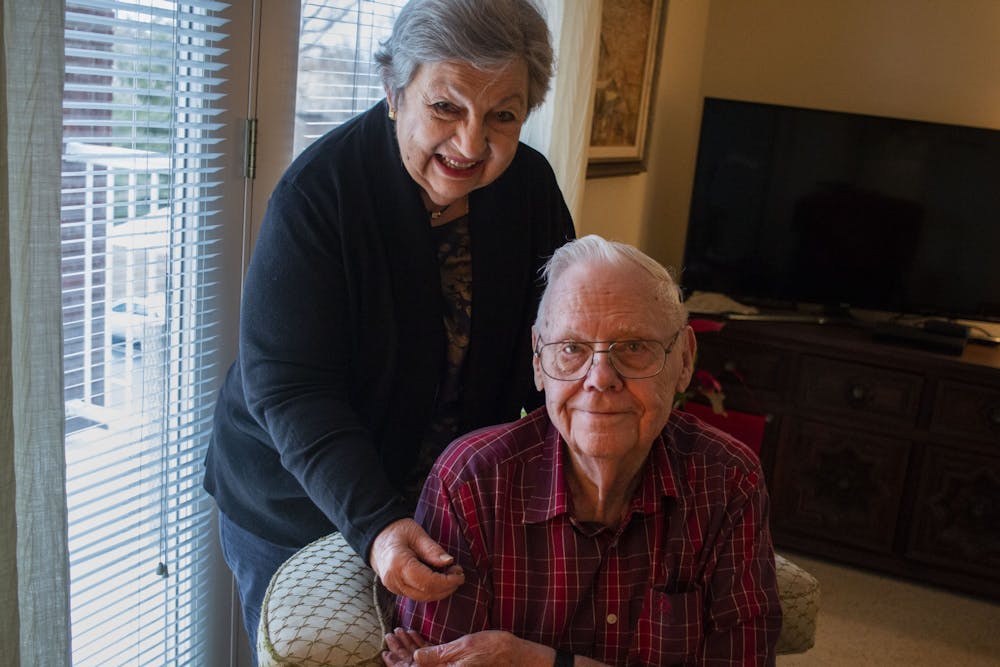 现年89岁的肯和帕特·希德勒已经结婚67年了。两人在印第安纳大学相识，并参与了希腊人的生活。肯把自己的兄弟会徽章送给帕特，作为订婚前的象征，帕特在照片中拿着它。