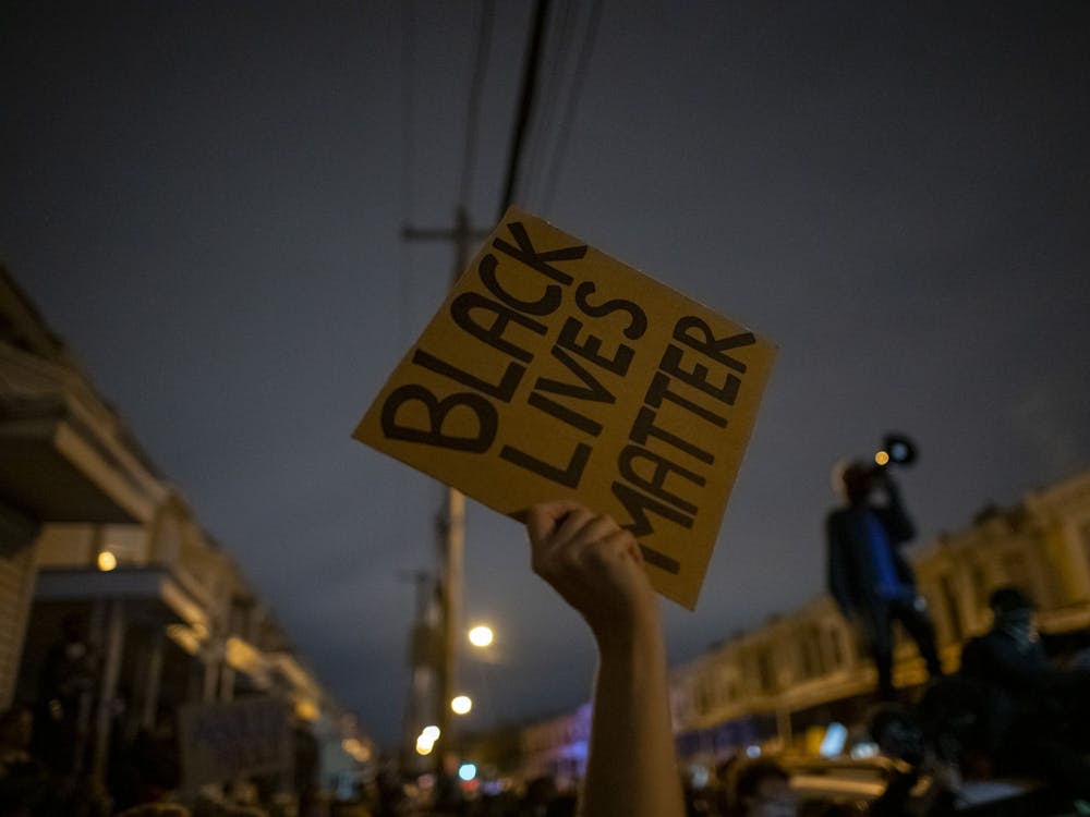一名抗议者举着一个牌子，上面写着“黑人的命也是命”。2020年10月27日，费城。