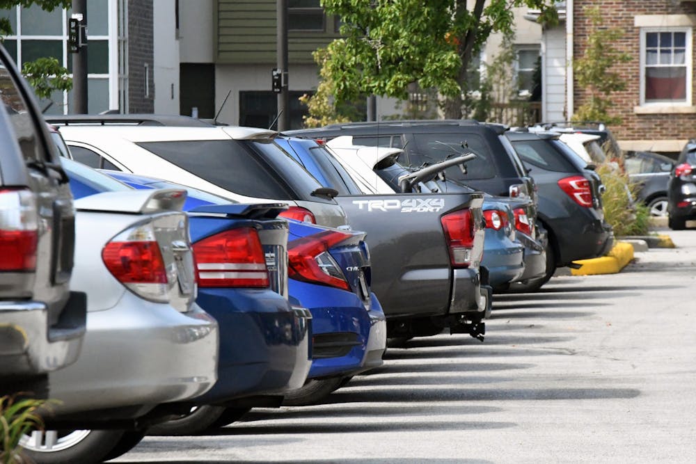 停着的汽车在东六街的停车场排成一排。IU员工现在可以选择购买多年停车许可证。