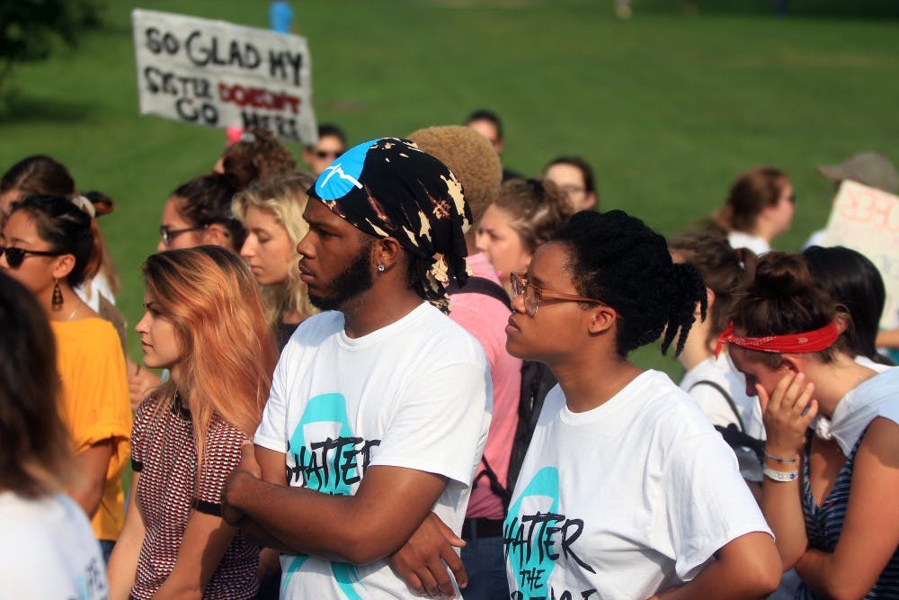 许多学生穿着为“打破沉默”游行和集会制作的衬衫。集会于周六晚上在邓恩梅多举行。