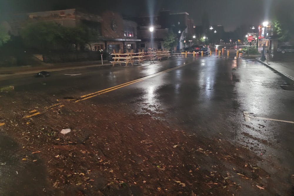 周五晚上的洪水过后，柯克伍德大街上到处都是废墟。门罗县卫生部门星期六发布了受洪水影响居民的安全提示。