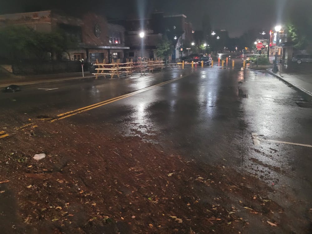 星期五晚上洪水后，柯克伍德大道乱扔了碎片。梦露县卫生部门周六发布了安全提示，适用于受洪水影响的居民。