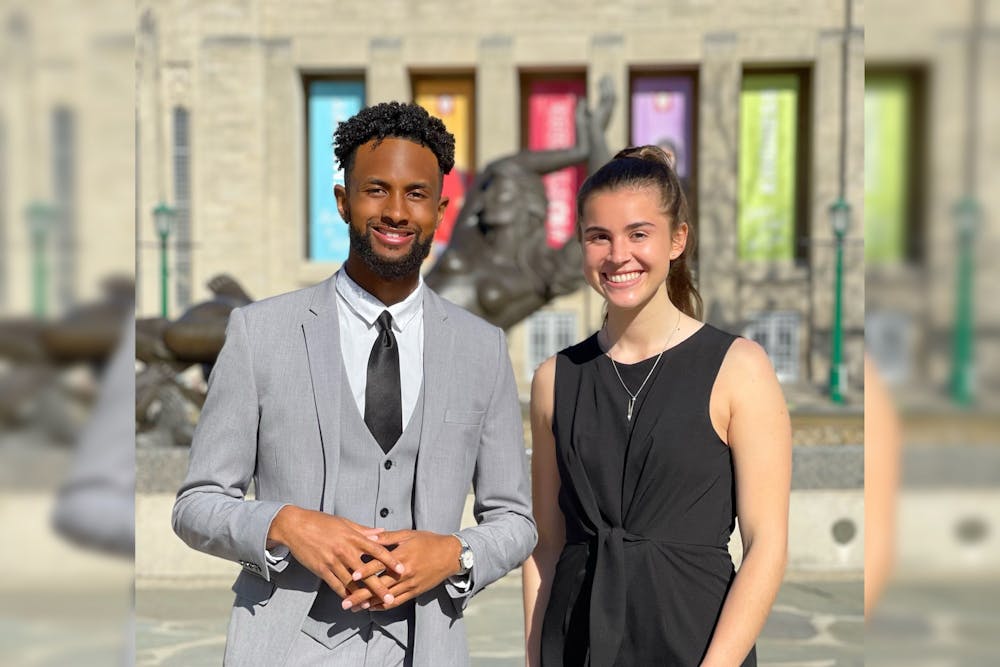 印第安纳大学学生会当选人基·弗里曼(左)和副当选人玛德琳·德德里奇(右)在肖沃尔特喷泉附近拍照。IUSG最高法院周三认定Elevate为总统选举的获胜者。