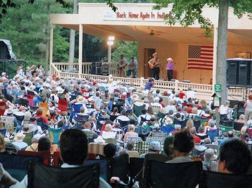 COURTESY PHOTO
 2006年比尔·门罗豆花蓝草音乐节上，观众们正在欣赏蓝草音乐。一些参加节日的人从明尼苏达州远道而来参加节日。