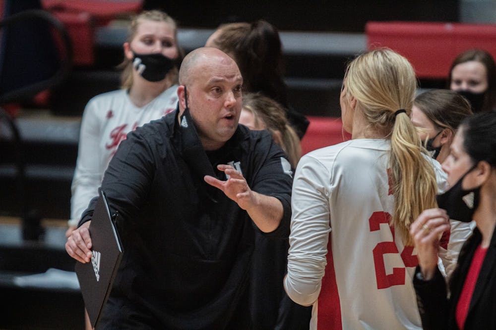 <p>IU volleyball head coach Steve Aird talks to freshman middle blocker Leyla Blackwell on March 5 in Wilkinson Hall. The Hoosiers lost two matches to Illinois this weekend on the road. </p>