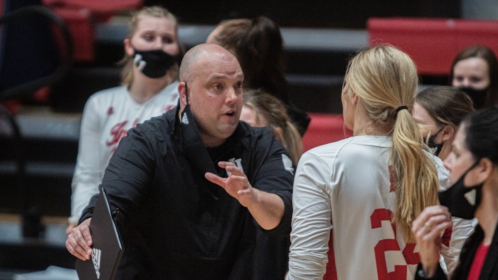 IU volleyball head coach Steve Aird talks to freshman middle blocker Leyla Blackwell on March 5 in Wilkinson Hall. The Hoosiers lost two matches to Illinois this weekend on the road. 