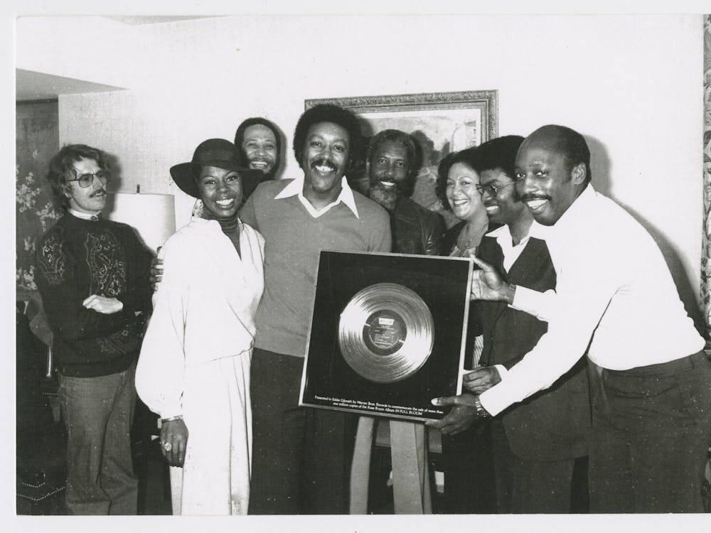 埃迪·吉利斯(中)为罗斯·罗伊斯的专辑《盛开的春天》获得汤姆·德雷柏(右)颁发的金唱片奖。在1978年。印第安纳大学非裔美国人音乐与文化档案馆将首播其纪录片系列《AAMC说》。2月12日在YouTube上发布。