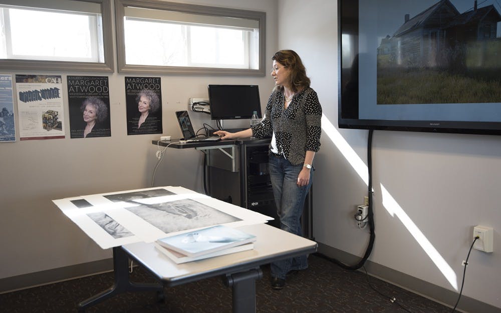 Tracy Templeton explains her history with displacement from her time living in Canda as a child. In her talk called "dis-PLACED," Templeton spoke about the places she stayed overseas to do her project. 