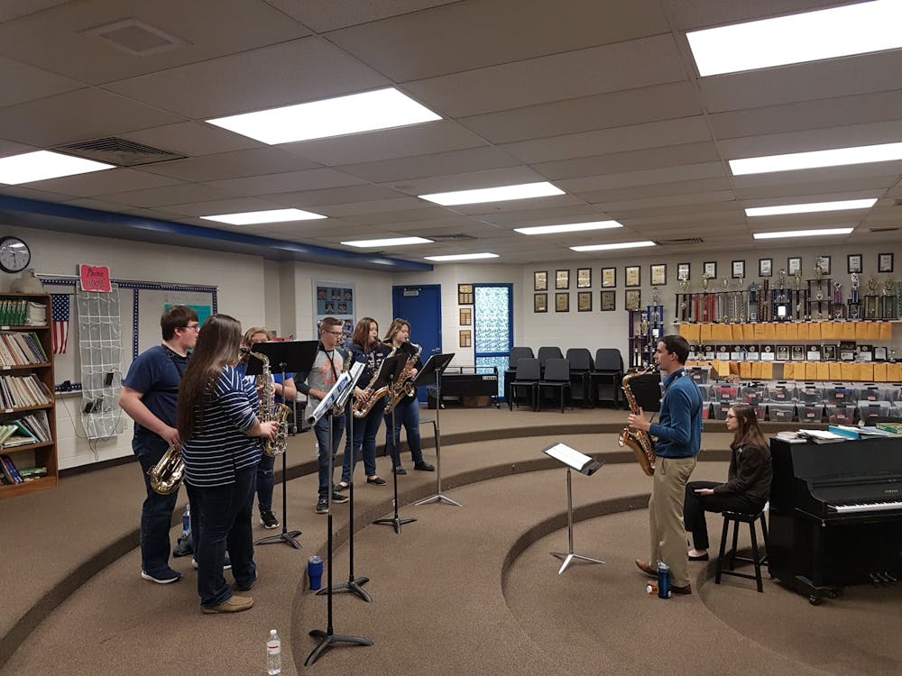 <p> Jacobs音乐学生学生运行组织经典联系在2019年4月在布朗县高中举办了高中生研讨会。classic Connections过去常常亲自为当地的养老院举办音乐会，但现在音乐会是通过Zoom举办的。</ p>