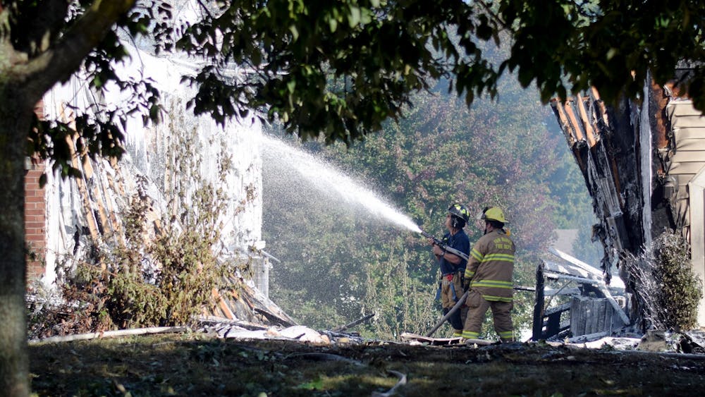上周，在圣维肯斯街，消防员们正在用泡沫灭火。9月21日下午，当地居民首次报告了火灾。