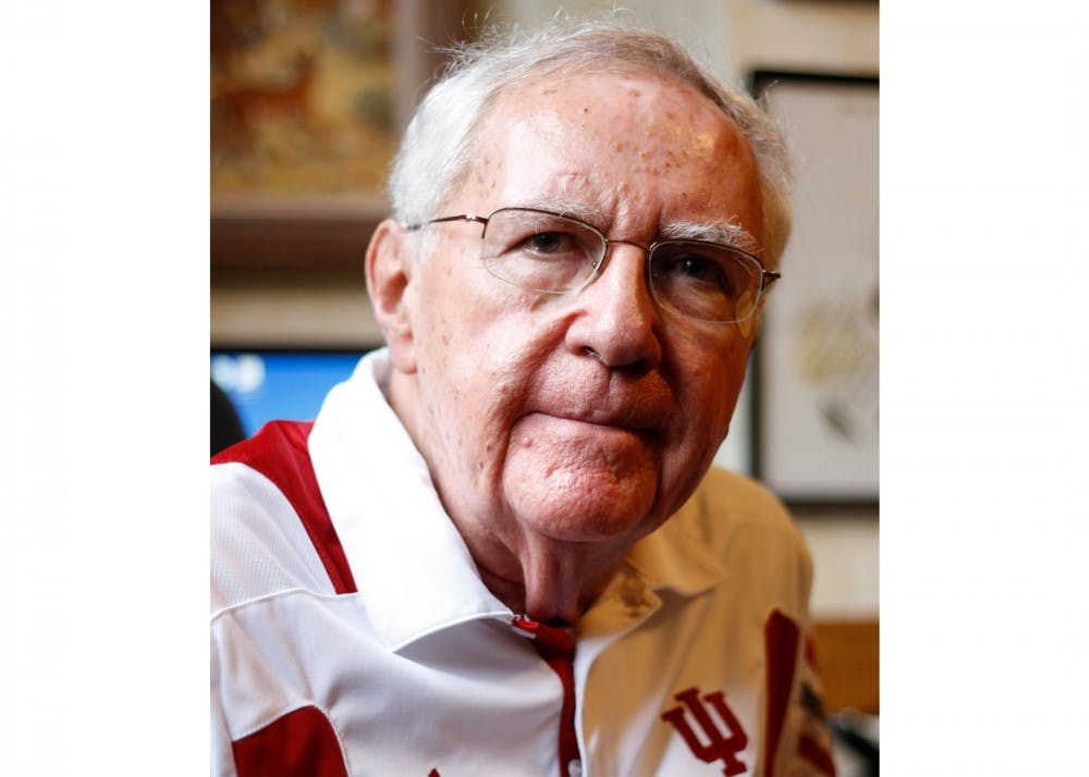 2012年，国际大学前校长肯·格罗斯·路易斯（Ken Gros Louis）为一幅肖像摆姿势。格罗斯·路易斯于周四在睡梦中去世，享年80岁。
