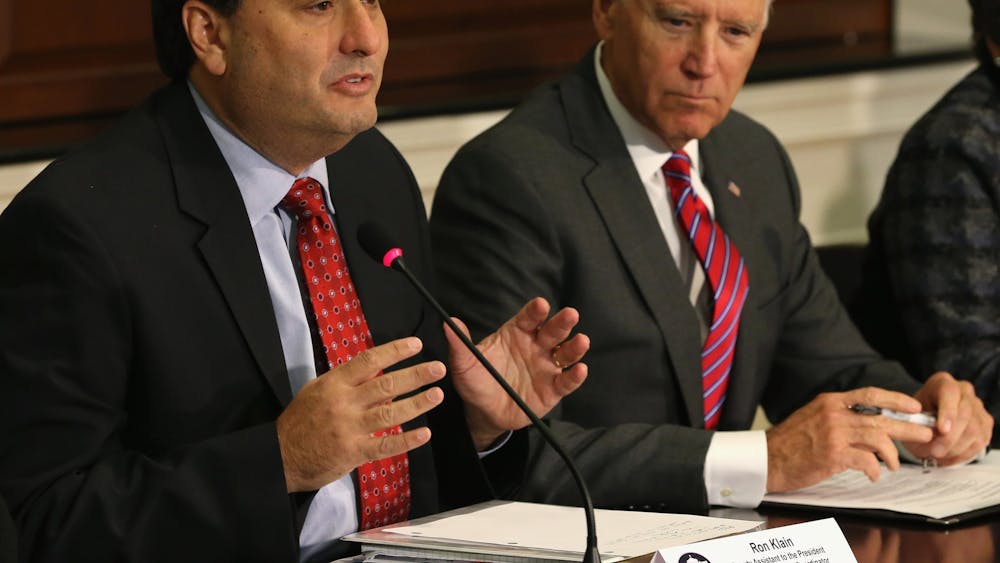 罗恩·克莱恩（左）与当时的副总统乔·拜登（Joe Biden）在2014年华盛顿艾森豪威尔行政办公大楼的会议上发表讲话。周三，克莱恩被任命为拜登的办公室主任；我的内阁。