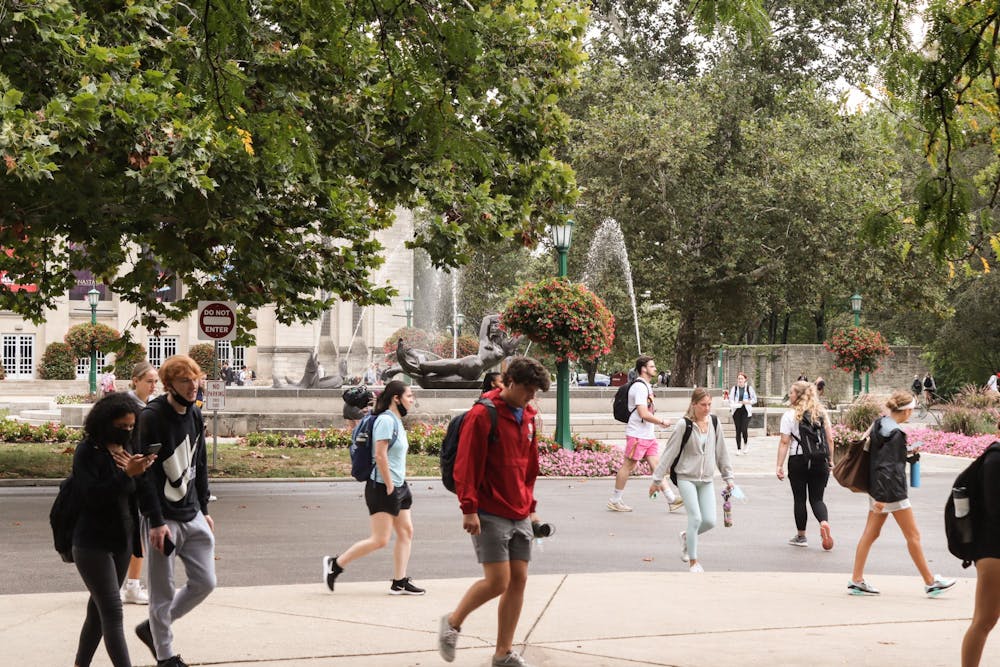 2021年8月30日，学生们在Showalter喷泉前散步。