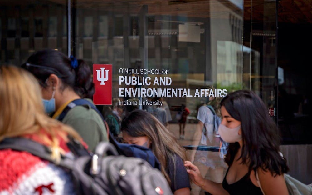 IU students walk through the O’Neill School of Public and Environmental Affairs.