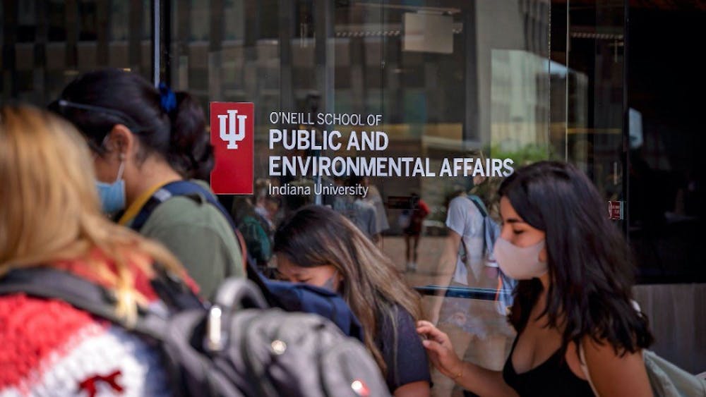 IU students walk through the O’Neill School of Public and Environmental Affairs.