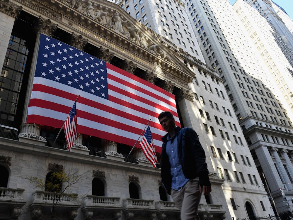 11月16日，纽约市华尔街，一个人走过纽约证券交易所。