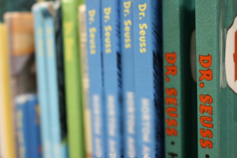 周一，门罗县公共图书馆的书架上摆放着一些苏斯博士的书。3月2日，六本书因对黑人和亚洲人使用种族主义描述而被停刊。< / p >