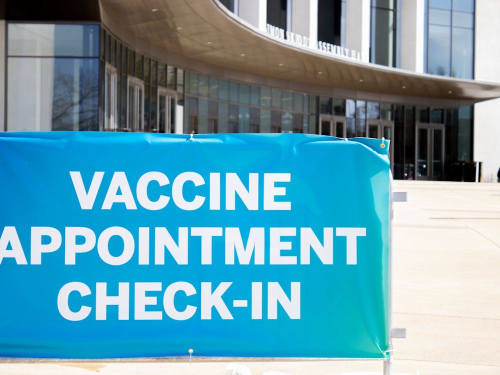 星期二出现了一个标志，引导游客前往西蒙·斯克约特大会大厅内的疫苗诊所。所有16岁以上的印第安纳州居民从周三开始可以开始安排他们的COVID-19疫苗接种。