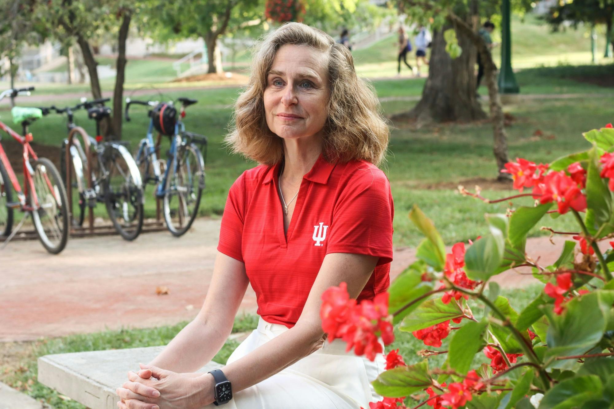 印第安纳大学校长帕梅拉·惠滕于2021年8月27日坐在布莱恩·霍尔外。惠顿说，与学生建立联系是她作为校长的首要任务之一。