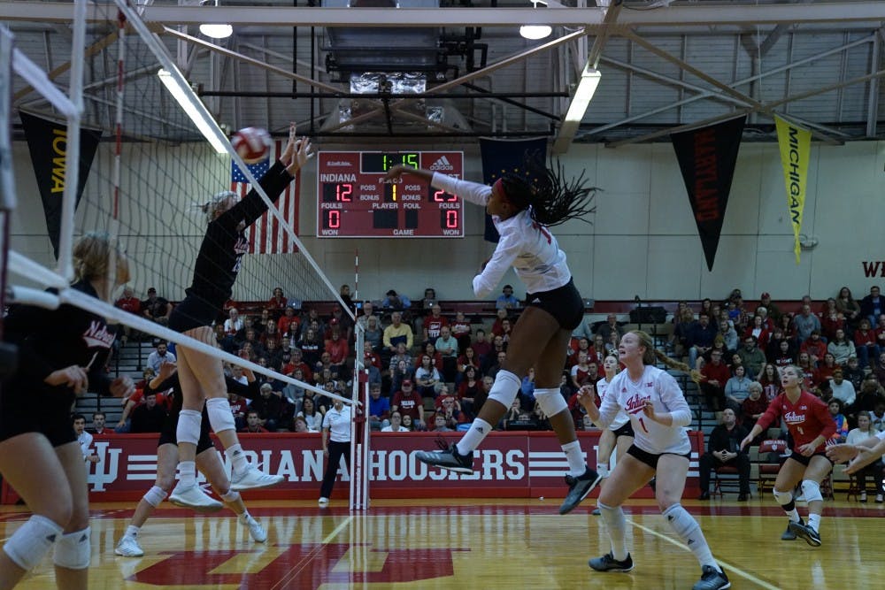 Deyshia Lofton spikes 