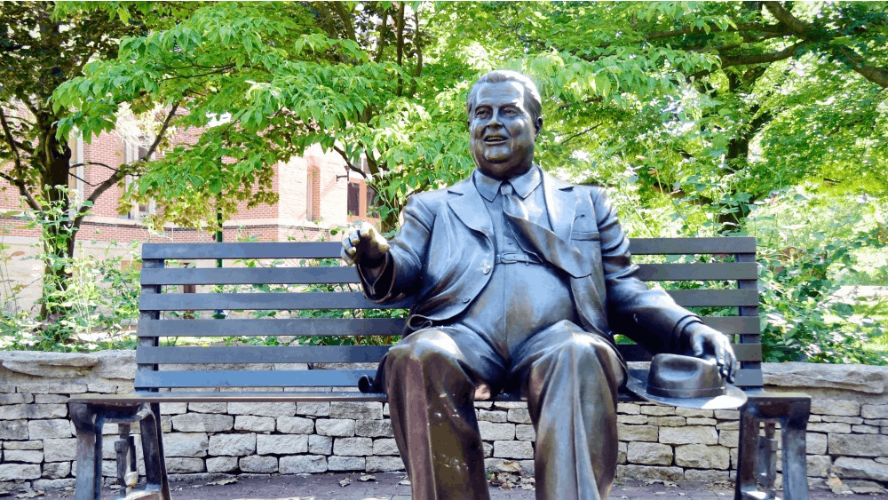 2009年10月21日，一座赫尔曼·B·威尔斯的雕塑被安置在校园的旧新月区。它是由艺术家塔克·兰格兰设计的。