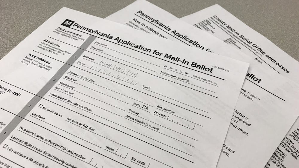 一张邮寄选票的申请书放在桌子上。