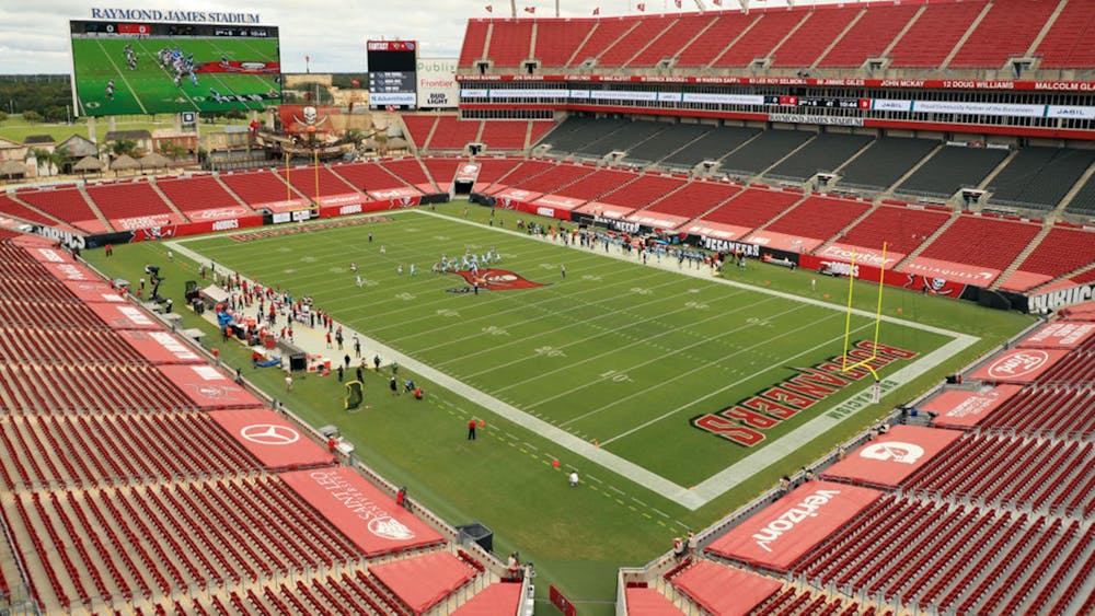 2020年9月20日，佛罗里达州坦帕市雷蒙德·詹姆斯体育场，卡罗莱纳美洲豹队和坦帕湾海盗队之间的比赛。