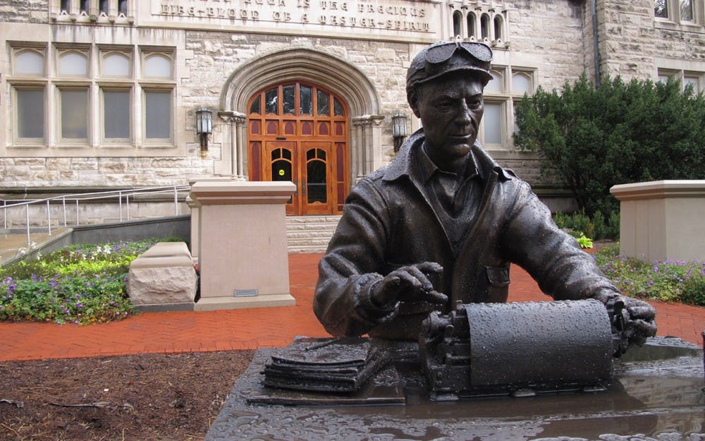校友和第二次世界大战的雕像在10月9日安装在富兰克林大厅前面的校友欧洲地板。媒体学校，IU Bloomington的最新学校结合电信，新闻和沟通和文化，将在富兰克林大厅中进行融合星期五。