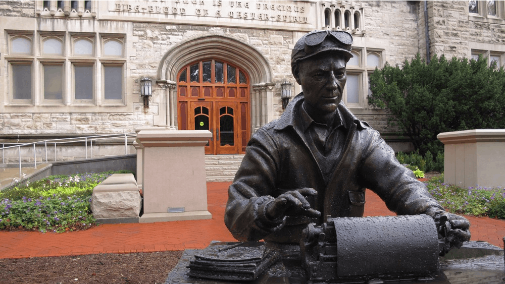 10月9日，在富兰克林厅前树立了校友、二战记者厄尼·派尔用打字机打字的雕像。美国印第安纳州布卢明顿大学的最新学校——媒体学院将于周五在富兰克林大厅举行落成典礼，该学院将电信、新闻、传播和文化结合在一起。