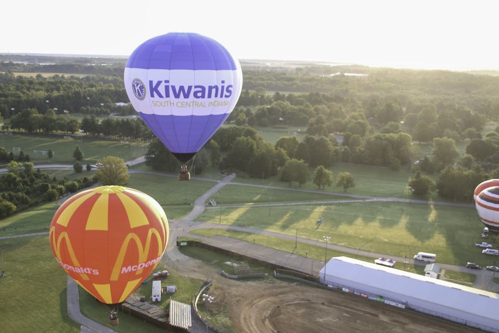 2021年9月10日，热气球在空中飞行。印第安纳州的基瓦尼斯气球节于9月10日开始，9月12日结束。