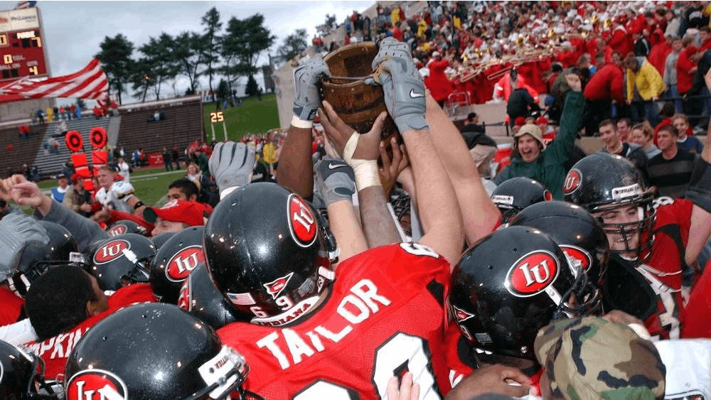 2001年11月24日，IU足球队在纪念体育场赢得老橡木桶比赛后庆祝胜利。在2001年击败密歇根州立大学和肯塔基大学后，印第安人赢得了桶，老铜痰盂。