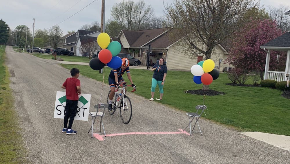 小布鲁克·多克斯特准备开始骑她的自行车。RideOn女子自行车队周五骑行了100英里，以纪念小500的100圈。< / p >