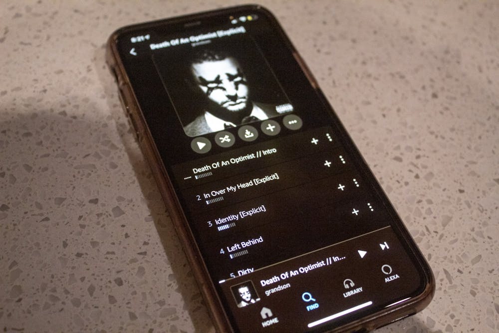 12月9日，一台显示孙子专辑《乐观主义者之死》(Death of An Optimist)的iPhone放在柜台上
