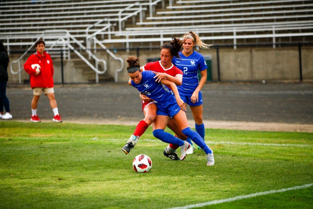 9月7日，在比尔·阿姆斯特朗体育场，小埃里森·乔登试图对付她的对手，IU女子足球比赛对阵肯塔基州。在周四晚上对阵西北大学25号队的比赛中，乔丹攻入了唯一一球。