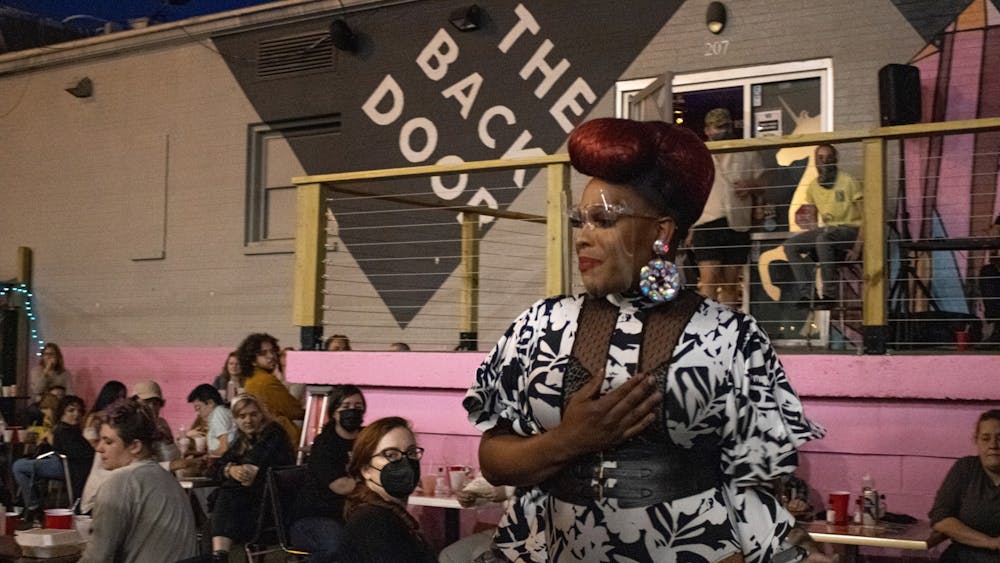 Mocha Debeauté周六晚上在布卢明顿的The Back Door表演。“后门”是一家包容LGBTQ的夜总会，因新冠肺炎疫情暂时关闭，5月2日重新开放。后门仍然需要戴口罩。